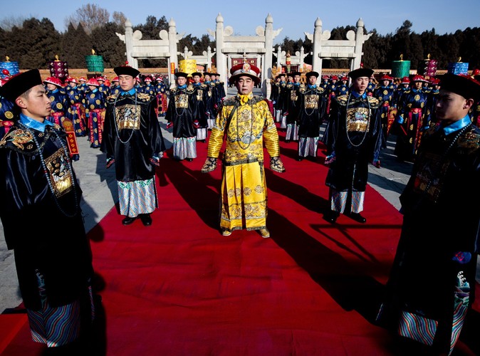 Aktor przebrany w tradycyjny cesarski kostium bierze udział w uroczystościach w Świątyni Ziemi w Pekinie