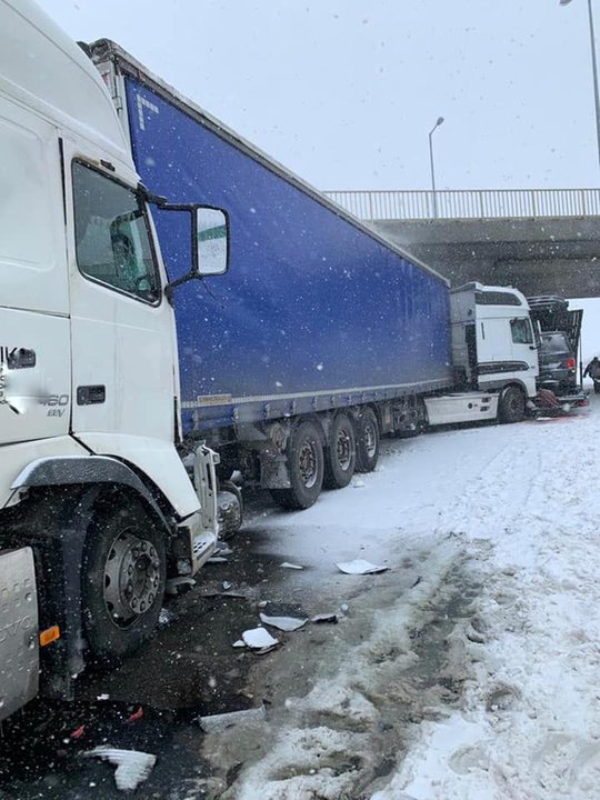 Zderzenie kilku ciężarówek na autostradzie A2