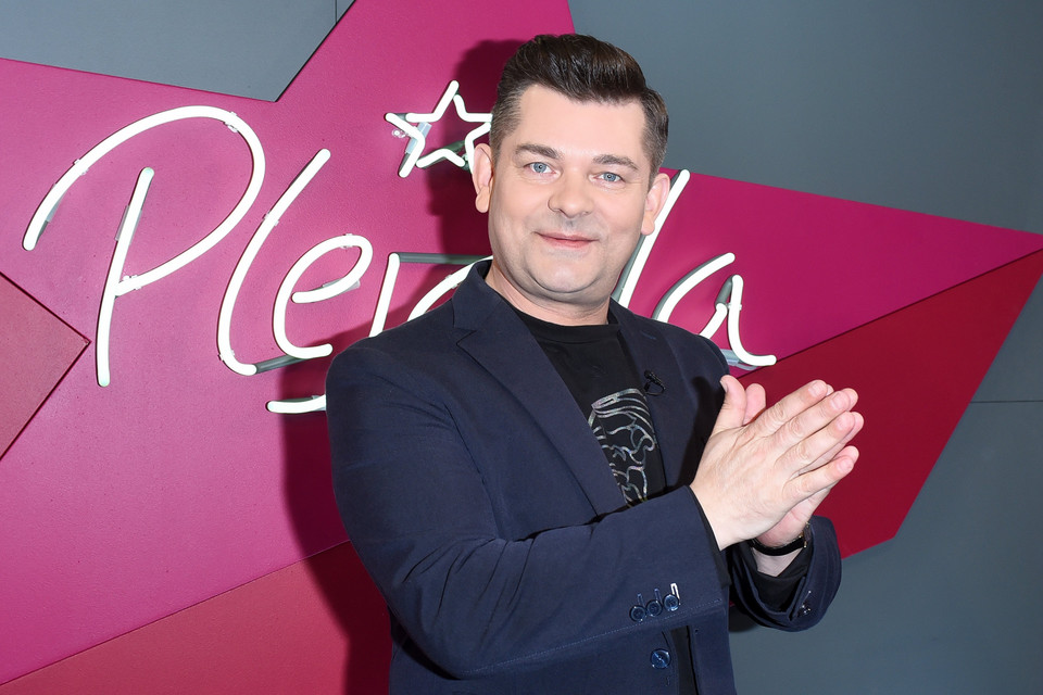Zenek Martyniuk tańczy i pokazuje kciuk na planie programu "Gwiazdy Cejrowskiego"