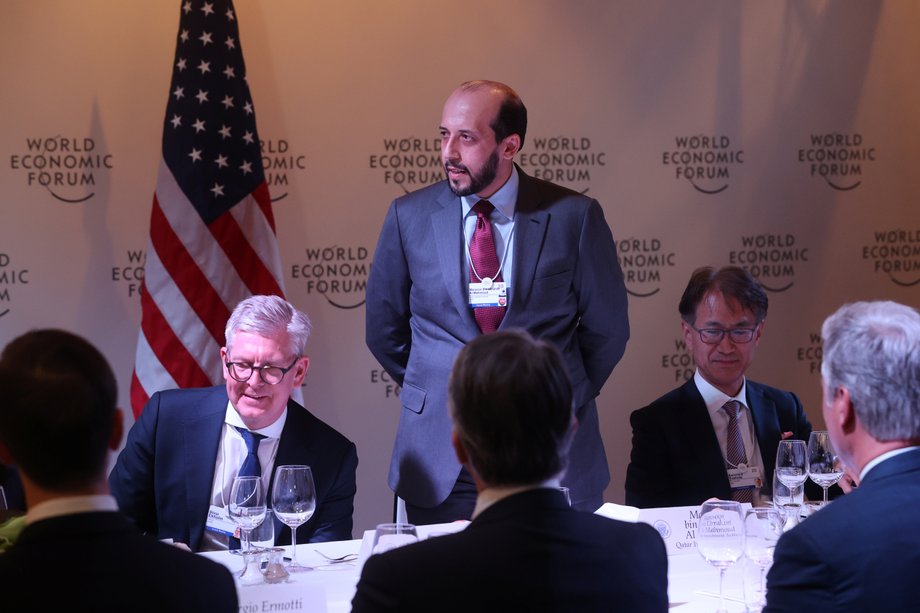 Mansoor Al Mahmoud, prezes Qatar Investment Authority, przemawia podczas kolacji na Światowym Forum Ekonomicznym w Davos.