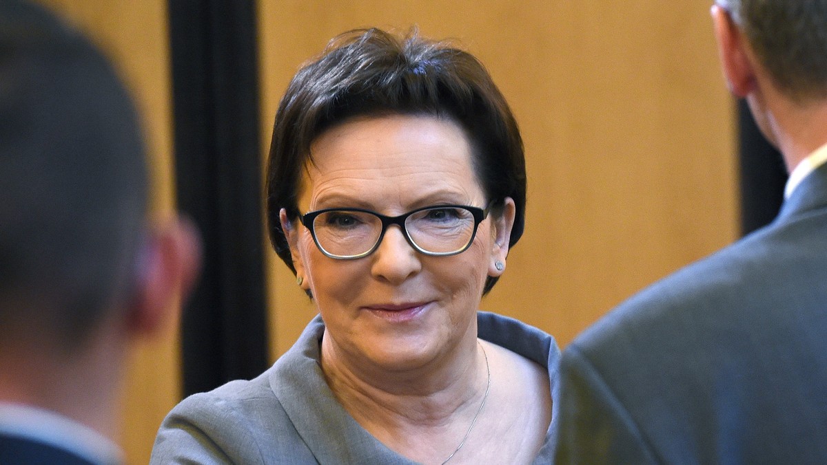 Premier Ewa Kopacz ponowiła propozycję debaty wobec prezesa PiS Jarosława Kaczyńskiego lub, w jego zastępstwie, Beaty Szydło. Jak podkreśliła, chciałaby usłyszeć od oponentów politycznych, jak zamierzają sfinansować swoje obietnice i "komu zabiorą, by je spełnić".