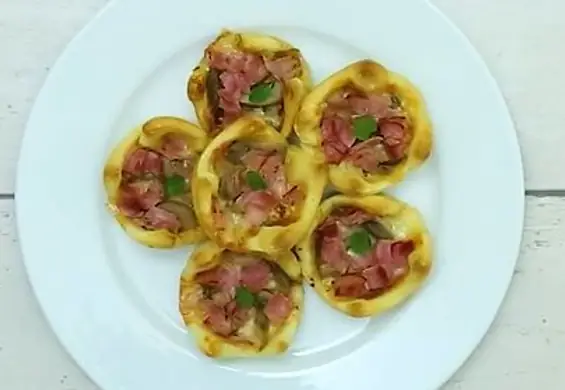 Imprezowe mini pizze z szynką i mozzarellą