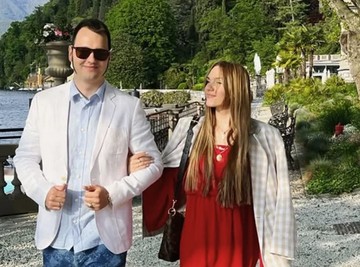 Aleksa Balašević je izveo suprugu Nikolinu i tek rođenog sina Đorđa iz porodilišta: Ćerkica Vera ne skida pogled sa brata! (Foto)