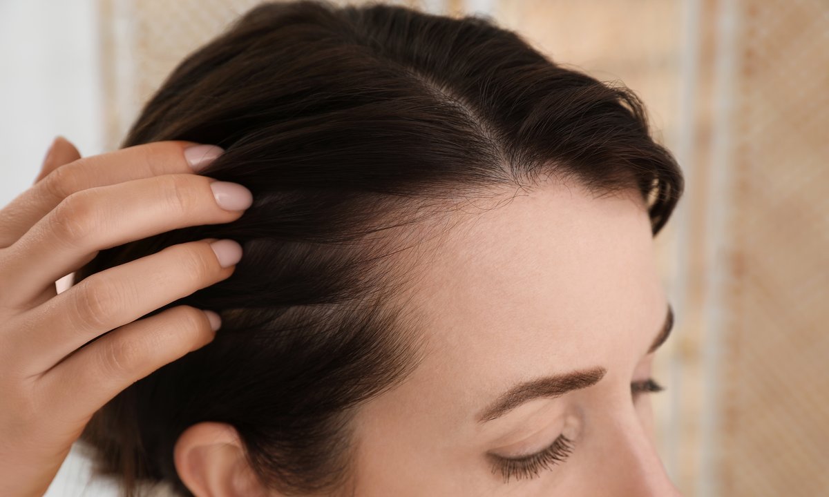 Ten szampon z biotyną niweluje zakola. Działa na włosy jak "paliwo". Wysyp baby hair