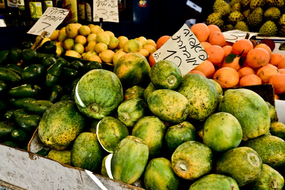 Mahaneh Jehuda - - codziennie zakupy na lokalnym jerozolimskim bazarze, pełnym straganów ze świeżymi warzywami i owocami, aromatycznymi przyprawami, bakaliami, pieczywem, lokalną chałwą sprzedawaną na kilogramy i baklawą. 