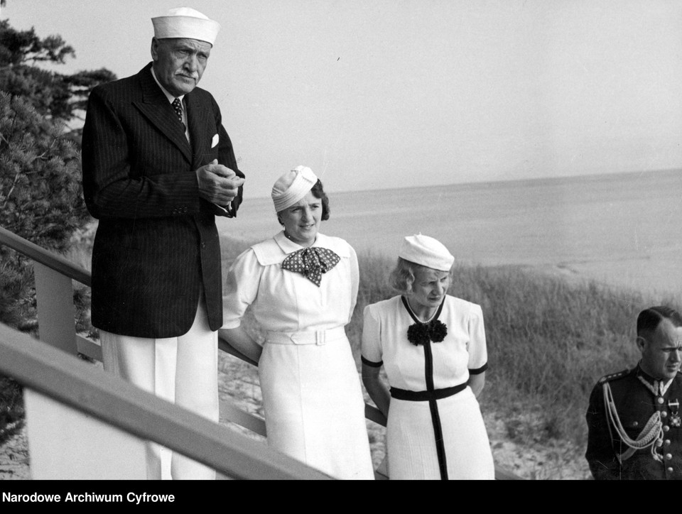Pierwsze damy II RP: Maria Mościcka (na zdjęciu Ignacy Mościcki z żoną Marią (druga z lewej), córką Heleną Bobkowską (druga z prawej) i kpt. żand. Janem Huberem na plaży w 1937 r.)