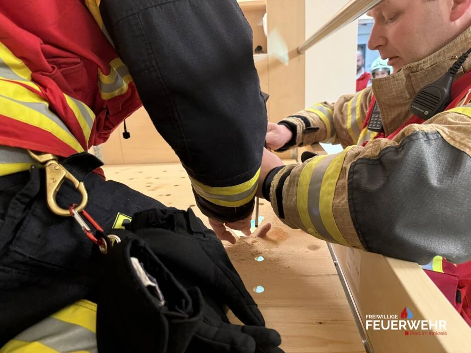 Vađenje prsta dečaka iz kreveta