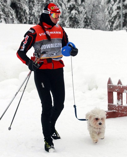 Justyna Kowalczyk trenuje w Kuusamo ze swoim... pieskiem 'Marianem'
