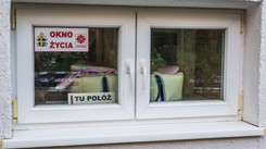 Dziewczynka znaleziona w oknie życia. Matka zostawiła liścik