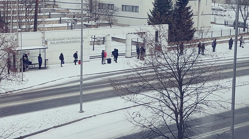 Dziwne zachowanie ludzi na przystanku. Dlaczego to robią?