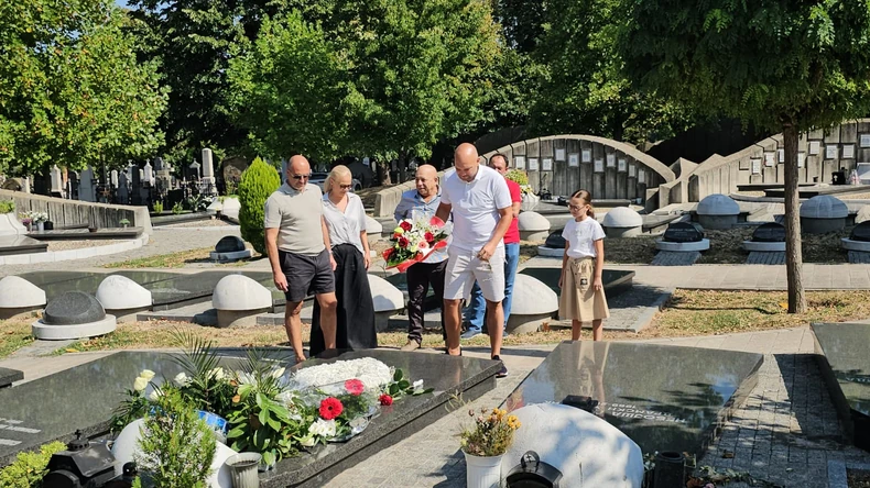 Šabanovi najmiliji na njegovom grobu povodom njegovog rođendana