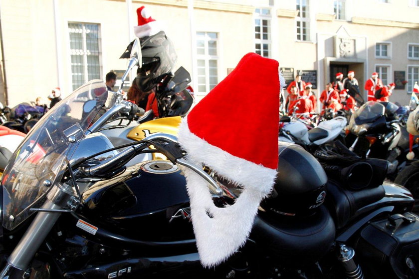 Opole. Przejazd Mikołajów na motocyklach