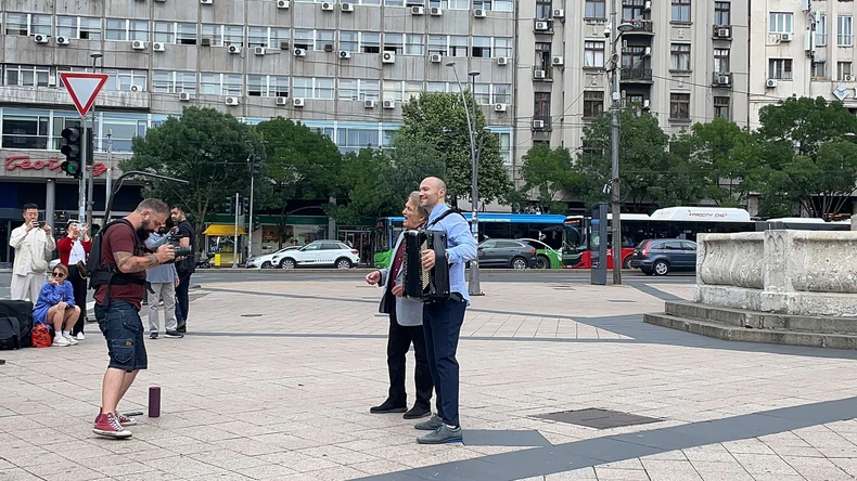 Aca Sofronijević svira na ulici