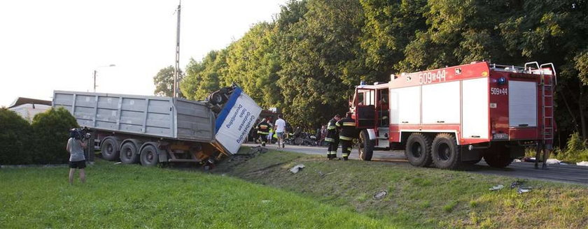 Śmierć na drodze. 5 osób zginęło pod ciężarówką