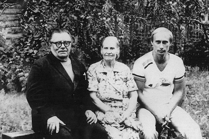 Vladimir Putin sa roditeljima