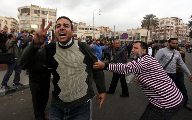 Zamieszki na ulicach Kairu. Naprzeciwko siebie zwolennicy i przeciwnicy prezydenta