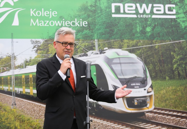 Prezes Kolei Mazowieckich Artur Radwan podczas uroczystego przekazanie pierwszych elektrycznych zespołów trakcyjnych serii 45 WE Impuls, które odbyło się, 8 bm. na Dworcu Wschodnim w Warszawie. <br><br>
fot. (cat) PAP/Leszek Szymański