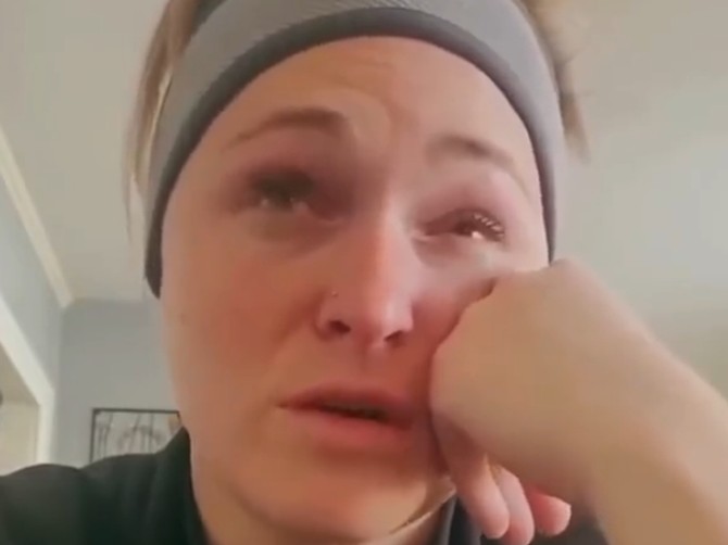 Medicinska sestra sa dvoje dece jeca od plača zbog para koje zarađuju ona i muž