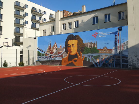 Wrocław: odsłonięto antysmogowy mural z Adamem Mickiewiczem
