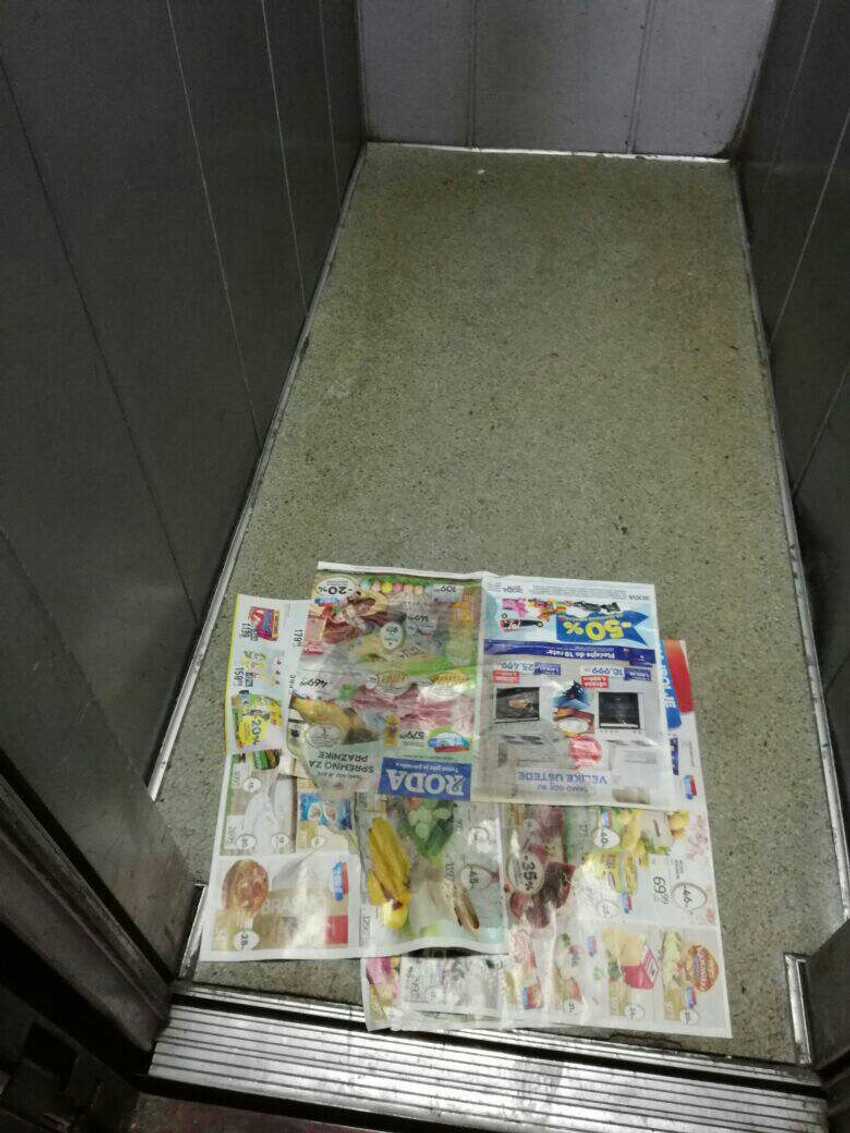 Barica prekirvena novinama