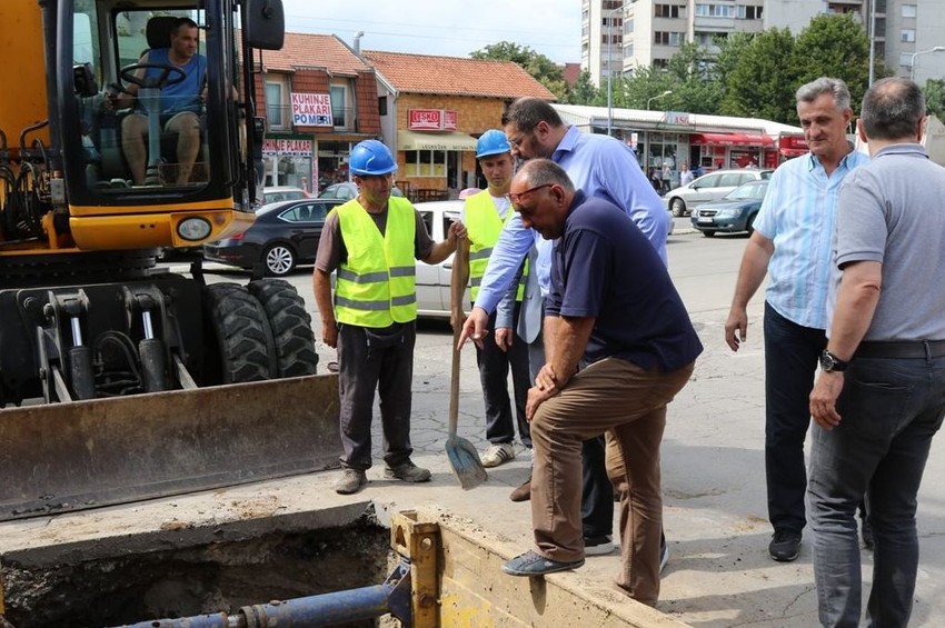 Radna mašinerija stigla u problematično naselje