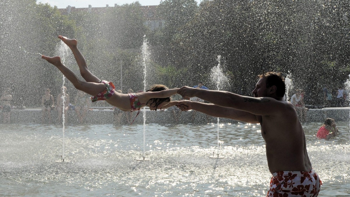 WARSZAWA UPA PODZAMCZE PARK FONTANN