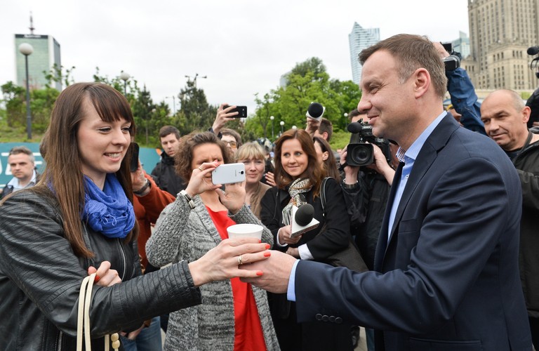 ANDRZEJ DUDA ROZDAWAŁ KAWĘ PRZY STACJI METRA CENTRUM