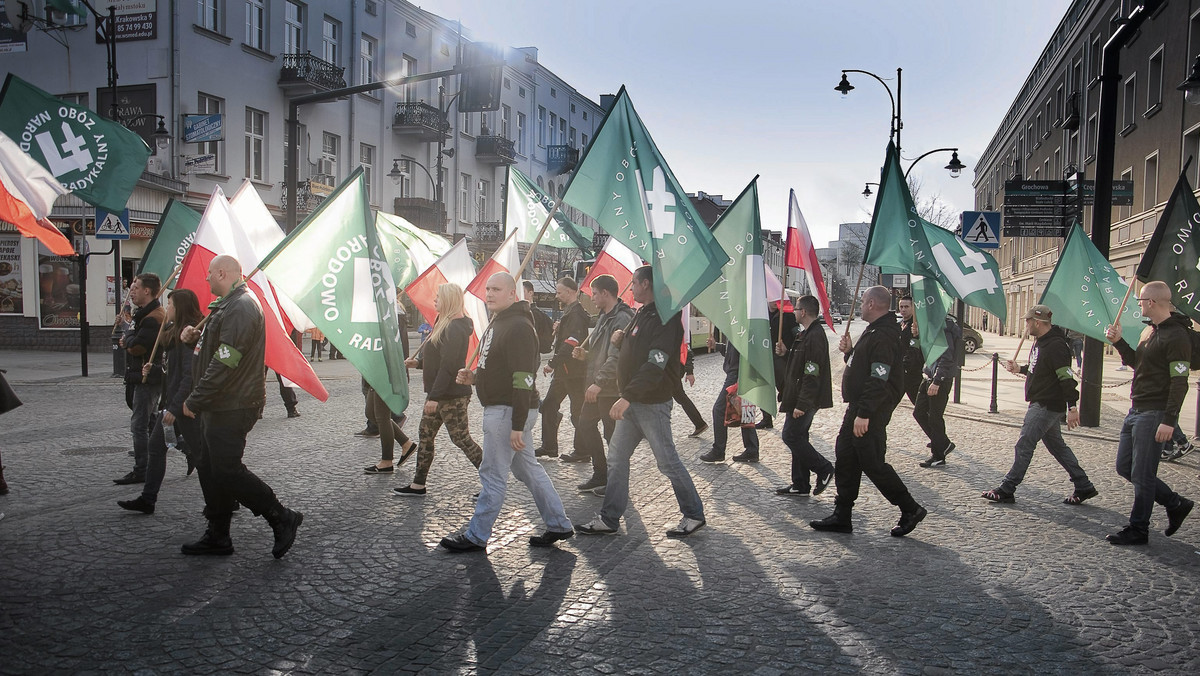 Tatuaże, hejtowanie, homofobia, tort ze swastyką. Po trzech latach od słynnego "Idziemy po was" ministra Sienkiewicza prokuratura postawiła zarzuty ponad stu faszyzującym kibicom w Białymstoku – pisze "Gazeta Wyborcza".