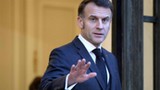 Macron bywał na imprezach u Epsteina? W sieci krążą "dowody"