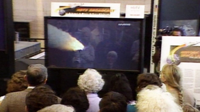 1998 - w sklepach pojawiają się pierwsze odbiorniki HDTV. O wydarzeniu było bardzo głośno, ale standard nie zdobył popularności od razu