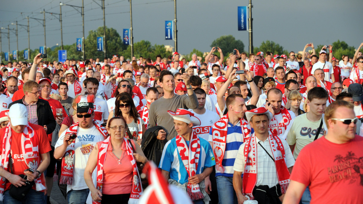 Zachowali się naprawdę fair play. Dwoje młodych ludzi znalazło portfel z 20 tysiącami zł i zwróciło go właścicielowi, którym okazał się kibic z Rosji. Natomiast fan futbolu z Niemiec odzyskał zagubiony bilet na mecz dzięki wzorowej postawie stołecznych wolontariuszy.