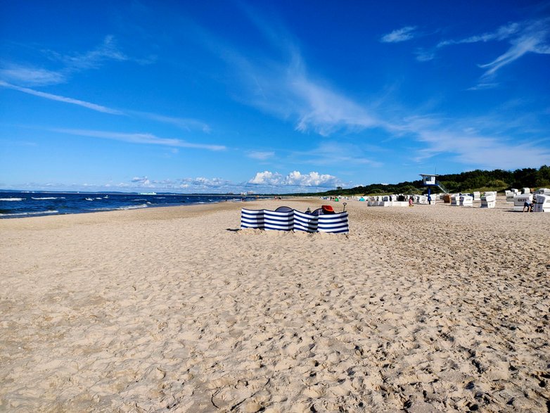 Plażowiczów było niewielu, ale trafiliśmy na parawan