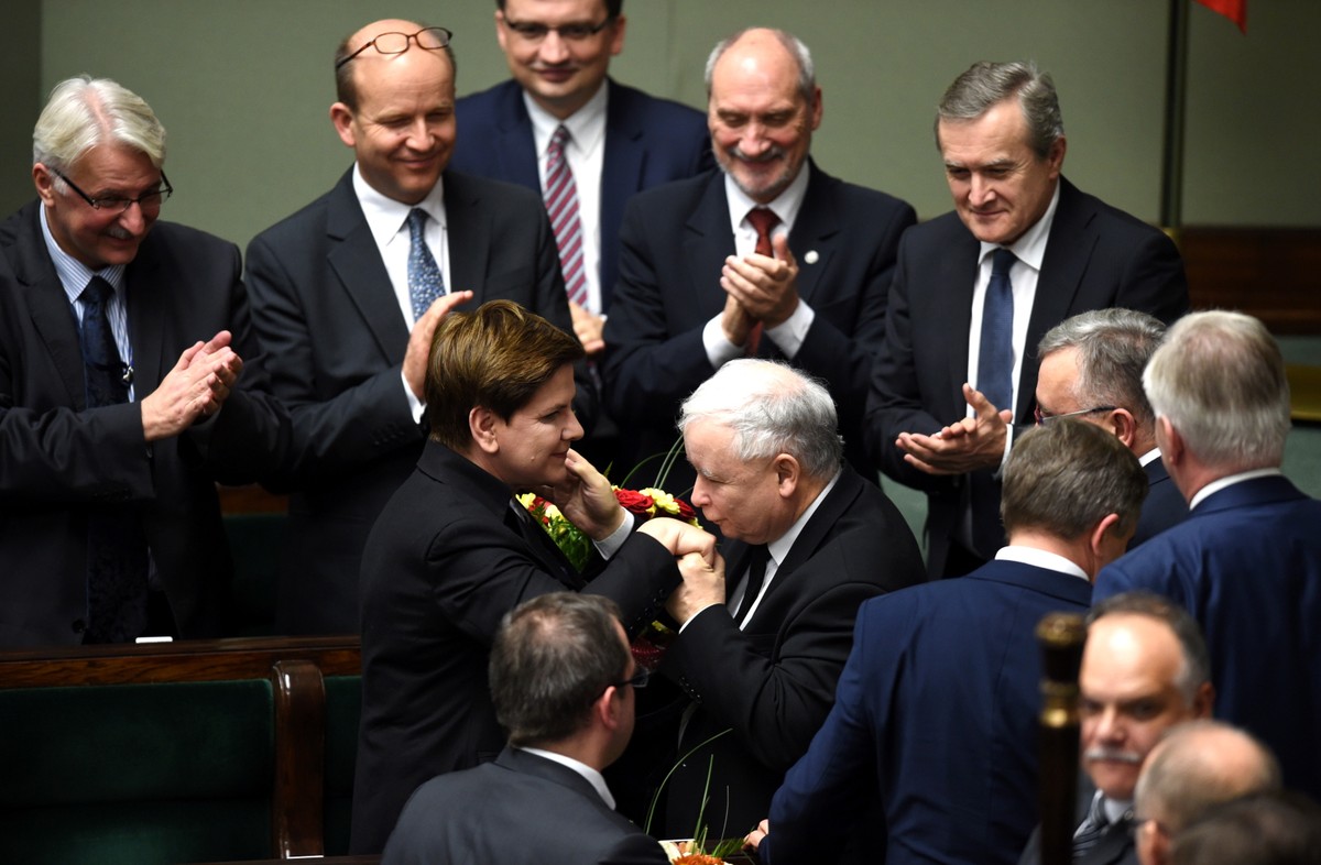 Beata Szydło i Jarosław Kaczyński w otoczeniu ministrów rządu PiS