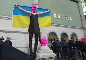 Aktivistkinje Pusi Rajota i Femen protestovale su protiv prisustva Rusije ispred ruskog paviljona, na Bijenalu umetnosti u Veneciji
