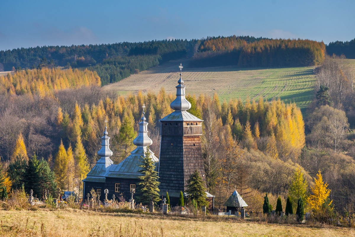 Beskid Niski Cisza, spokój, kontakt z naturą i pyszne lokalne jedzenie. Odwiedzając pustelnię Świętego Jana z Dukli i pijąc wodę z tutejszego źródełka zapewnisz sobie (podobno) zdrowie i pomyślność na długie lata. Z kolei w poszukiwaniu przyjemności dla podniebienia możesz odwiedzić na przykład regionalną piekarnię w Jaśliskach. Według ludowych opowieści ta nazwa pochodzi z czasów Kazimierza Wielkiego, którego wysłannik przyjechał, by nadać miejscowości prawa lokacyjne. Był środek zimy, więc zsiadając z konia przewrócił się. Miejscowi skwitowali wypadek, że jest ślisko, a mężczyzna potwierdził w języku niemieckim: „ja, ślisko”. I tak już zostało. Te strony (Wołowiec) upodobał sobie i wybrał na miejsce do życia pisarz Andrzej Stasiuk. Do plecaka zapakuj więc też jego książkę „Jadąc do Babadag”.