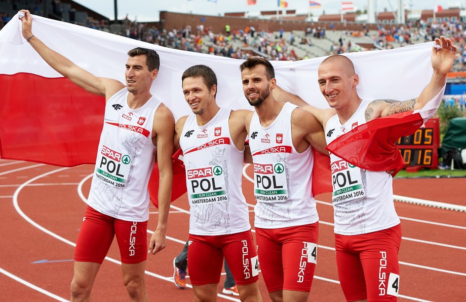 Polacy (od lewej): Rafał Omelko, Kacper Kozłowski, Łukasz Krawczuk i Jakub Krzewina cieszą się ze zdobycia srebrnego medalu w biegu sztafetowym 4x400 m, w trakcie ostatniego dnia lekkoatletycznych Mistrzostw Europy w Amsterdamie