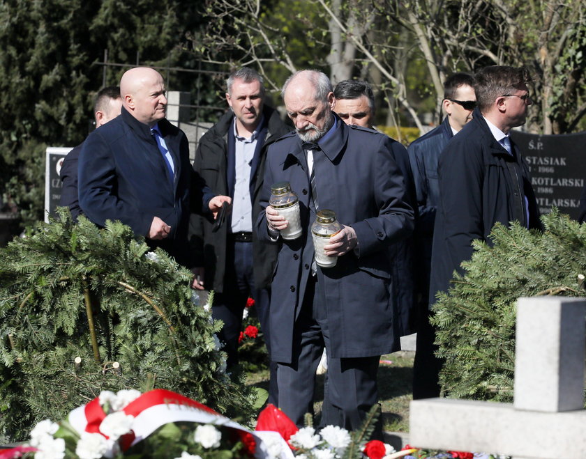 Na cmentarz wybrał się m.in. Antoni Macierewicz, były szef MON