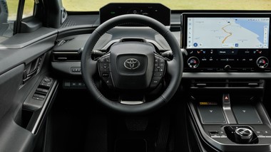 nowa toyota trzęsie rynkiem: jest ładna, szybka i wygodna. cena hitem