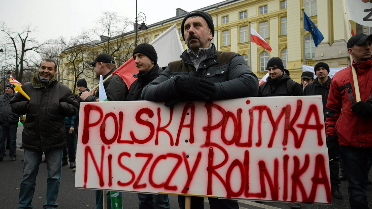 Stołeczny Zarząd Dróg Miejskich przygotowuje dokumentację, która będzie podstawą do wyliczenia kar administracyjnych dla rolników protestujących przed kancelarią premiera. Związkowcy nielegalnie zajmują część pasa drogi - nie złożyli wymaganych dokumentów ws. rozstawienia namiotów.