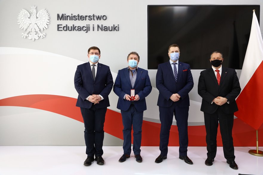 Dyrektor XXXIV LO Dariusz Jakóbek w Łodzi odznaczony medalem Komisji Edukacji Narodowej