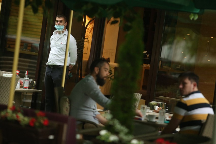 Za stolom najviše mogu biti tri gosta. 