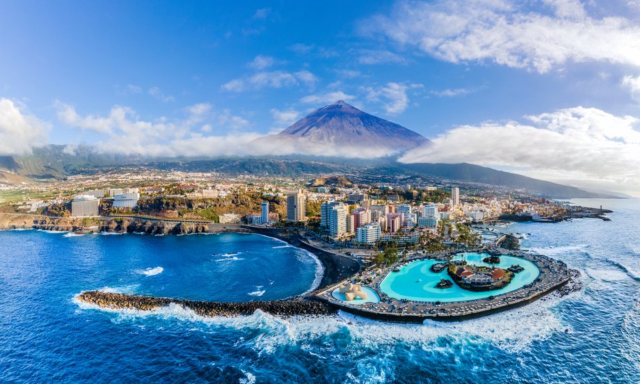 Nad Puerto de la Cruz wznosi się wulkan Teide, Teneryfa