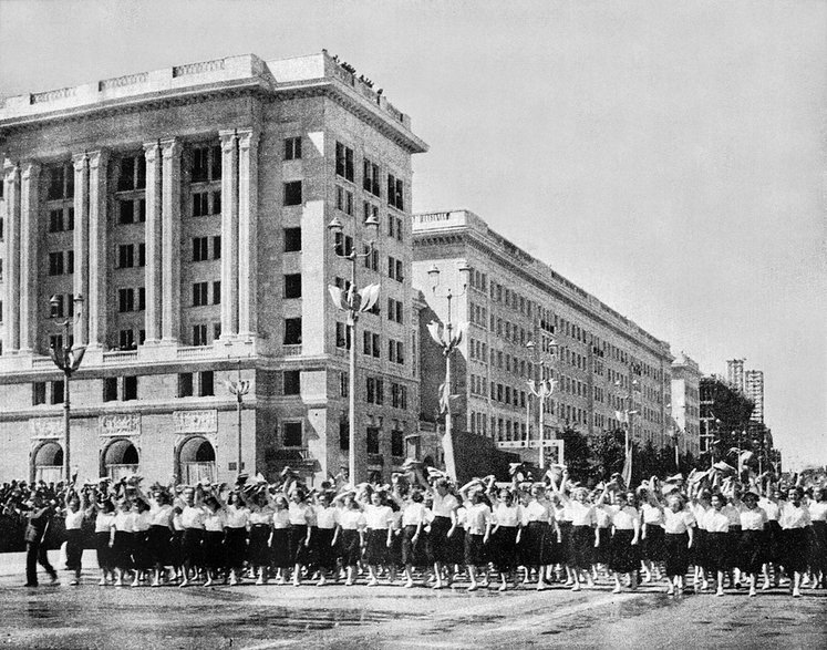 Pochód młodzieży 22 lipca 1952 roku, ulica Marszałkowska (Plac Konstytucji) (domena publiczna)