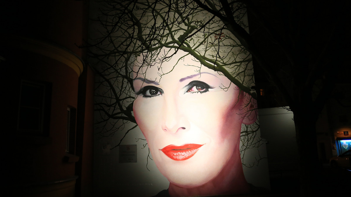 Mural z podobizną Kory został w czwartek odsłonięty w centrum Warszawy. Podobizna liderki zespołu Maanam, zaprojektowana przez Bruna Althamera, powstała w ramach akcji "Wysokich Obcasów” zatytułowanej "Kobiety na mury”.
