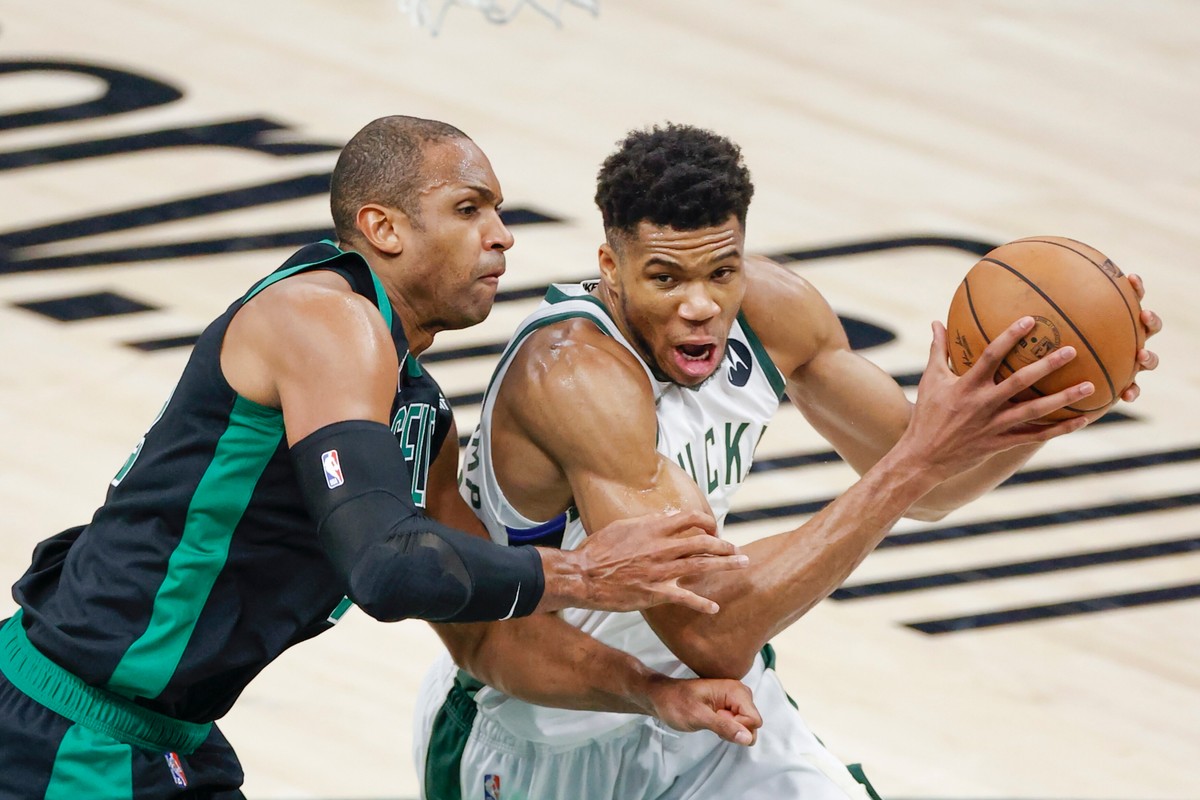 Koszykarz Milwaukee Bucks Giannis Antetokounmpo (P) w starciu z zawodnikiem Boston Celtics Alem Horfordem (L)