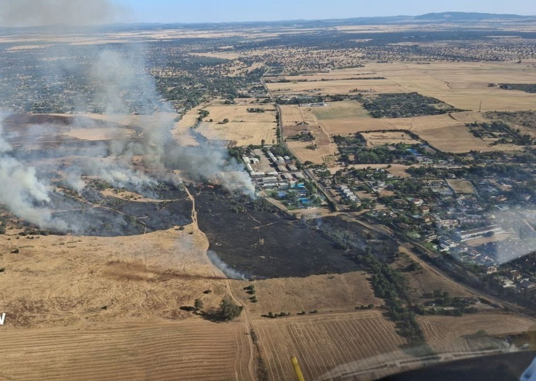 Incendio en Badajoz: Bomberos luchan en Las Vaguadas