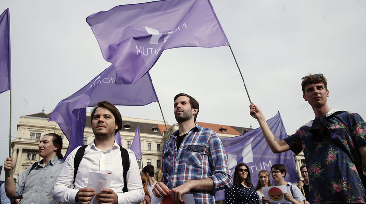 Kellemetlen meglepetés érte őket / Fotó: MTI/Koszticsák Szilárd