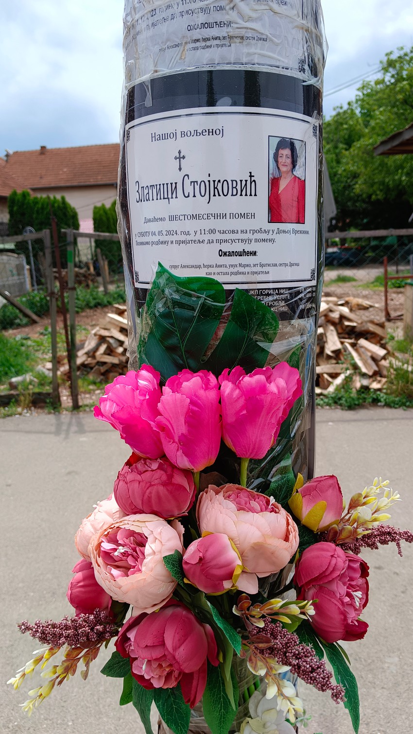 Cveće kraj čitulje Zlatice koja je poginula na pešačkom prelazu