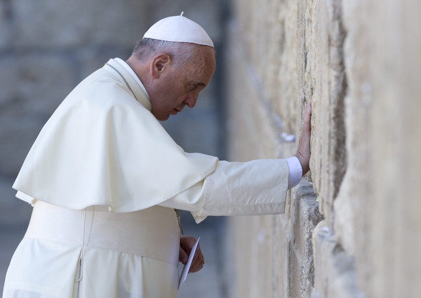 Papież Franciszek przed Ścianą Płaczu w Jerozolimie