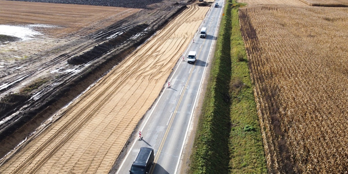 Rząd przyjął projekt nowelizacji ustawy o Funduszu Dróg Samorządowych. Projektowane zmiany zakładają m.in. zmianę nazwy Funduszu na "Rządowy Fundusz Rozwoju Dróg", z którego będzie można dofinansować budowę obwodnic w ciągach dróg wojewódzkich. Takie inwestycje nie były dotychczas objęte wsparciem z Funduszu.